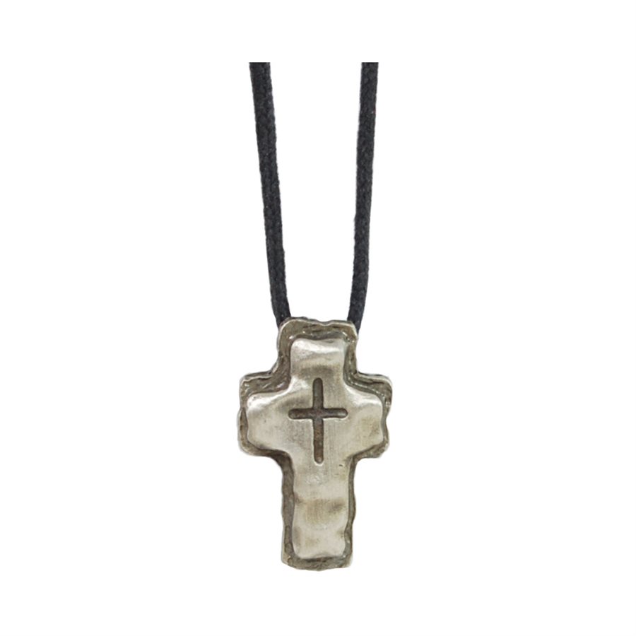 Collier ajust. cuir, croix embossée, étain, 61 cm