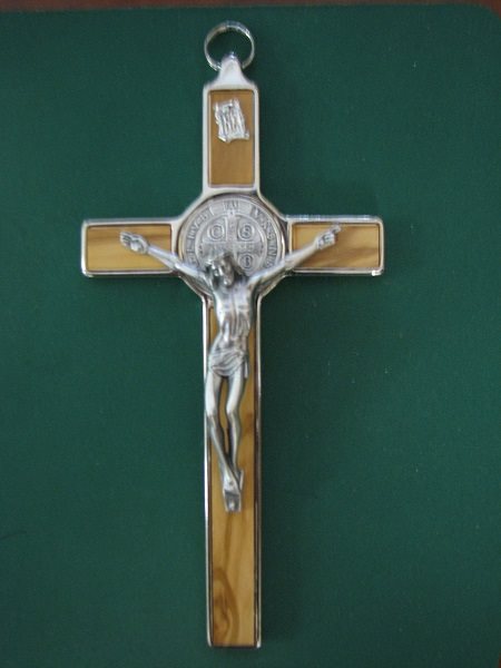 Croix Saint Benoit 7.75" (20 cm) en bois avec corpus argenté
